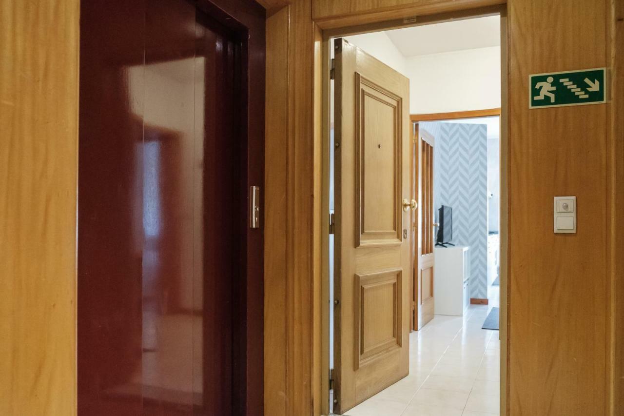 Apartment With Balcony In The Square Porto Luaran gambar